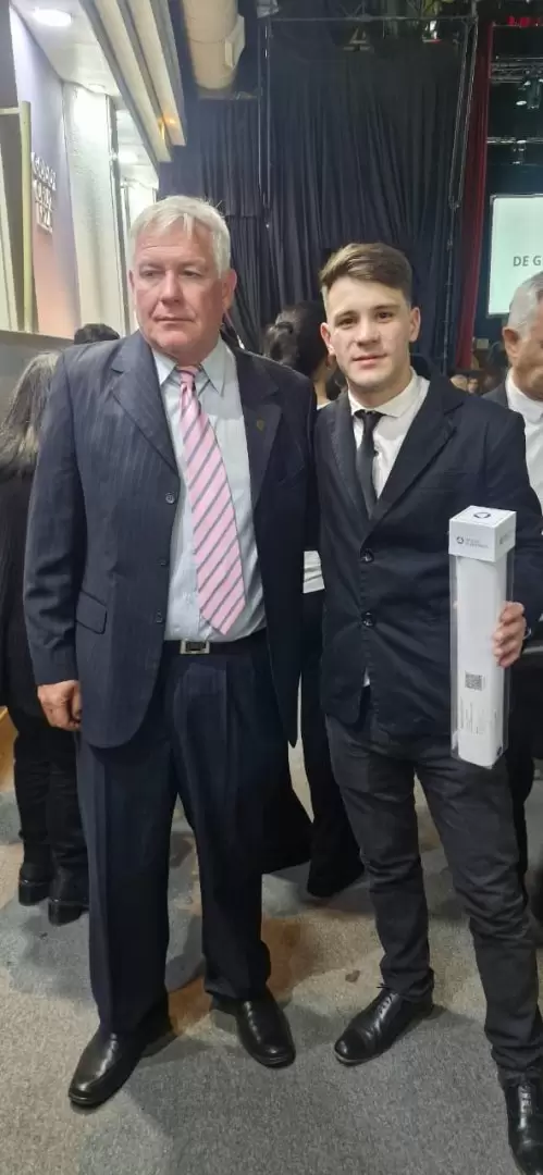 Claudio Rodríguez director de la carrera Ingeniería en Petróleo junto a Franco De Marchi, mejor promedio en esa rama.