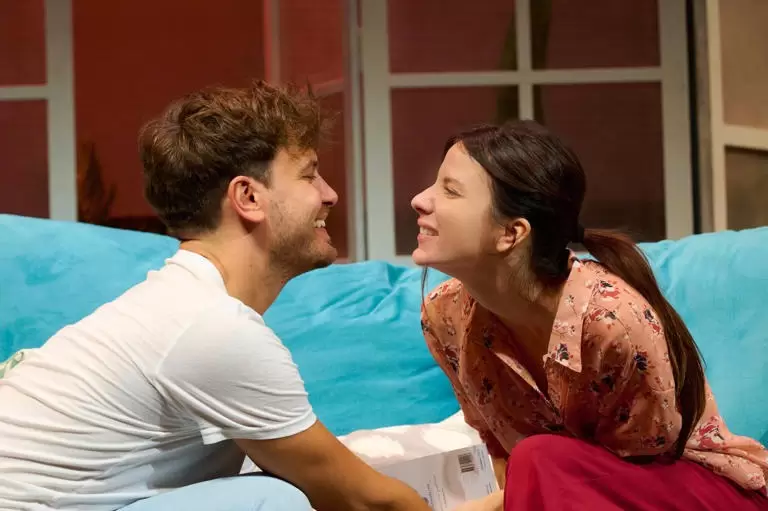 Gimena Accardi y Andrés Gil en la obra que protagoniza/ Fuente: Web