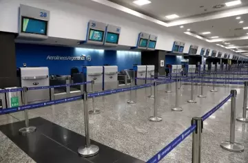 Controladores aéreos extienden las medidas y complican los vuelos en Argentina