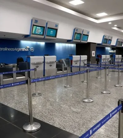 Controladores aéreos extienden las medidas y complican los vuelos en Argentina