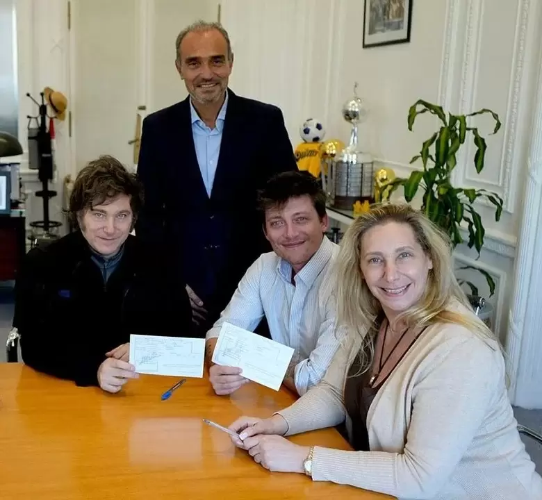 Lule Menem junto a Karina y Javier Milei.