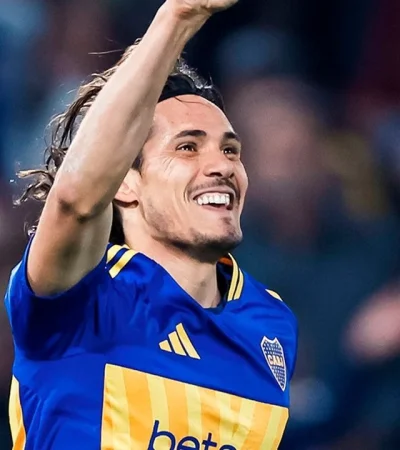 Tras cortar su sequía goleadora, Cavani fue ovacionado y felicitado por Juan Román Riquelme.