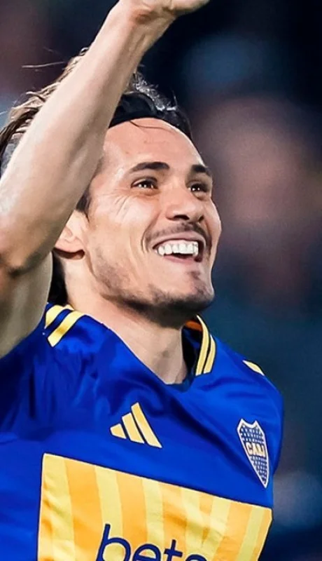 Tras cortar su sequía goleadora, Cavani fue ovacionado y felicitado por Juan Román Riquelme.