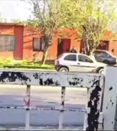 El momento en que el auto embiste a los jóvenes tras una pelea.