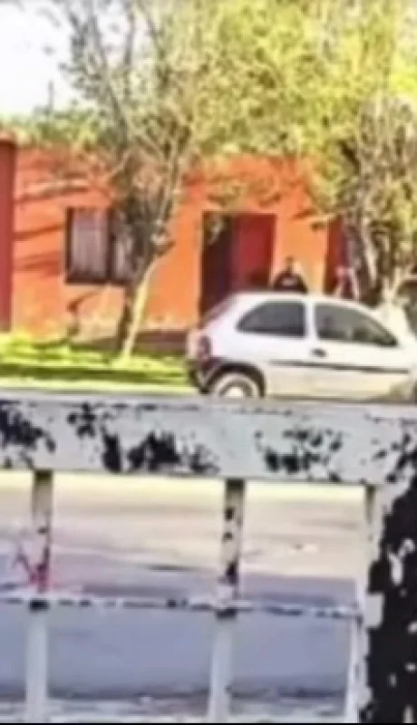 El momento en que el auto embiste a los jóvenes tras una pelea.