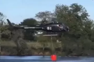 Video: helicóptero se estrelló mientras buscaba agua durante incendio forestal