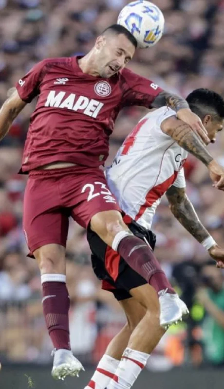 Lanús-River juegan esta noche.