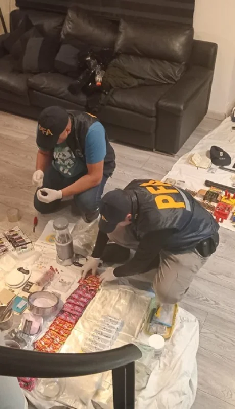 El narco de San Justo: hacía Tusi y éxtasis y escondía una ametralladora de Gendarmería. Gentileza de imágenes: PFA.