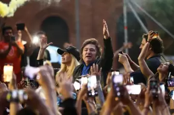 Milei evitó hablar del escándalo de coimas y pidió ovación para Karina en Junín