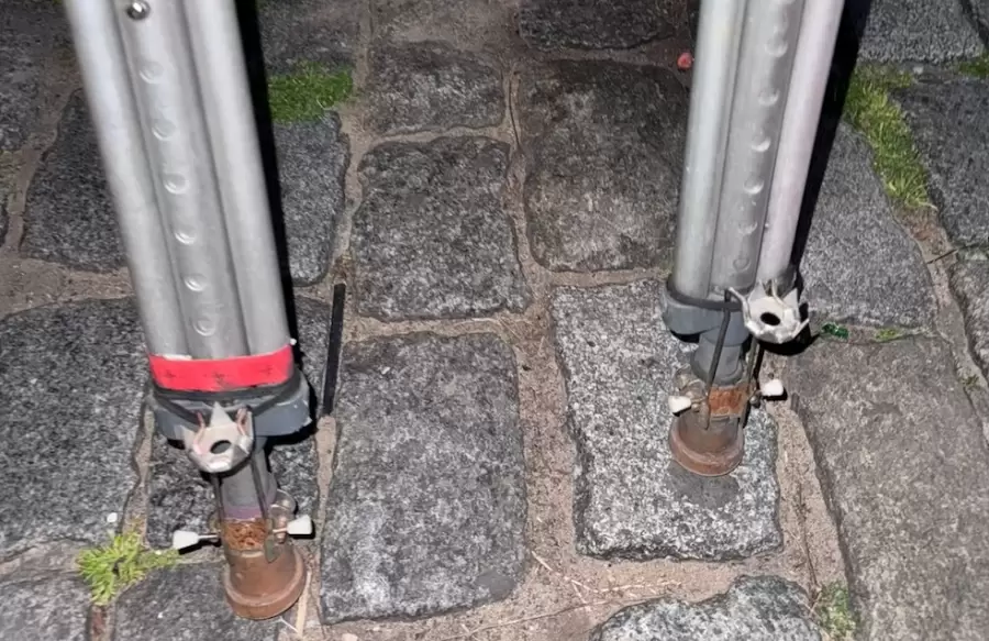 Imagen de las muletas con las púas que se usarían para agredir. (web)