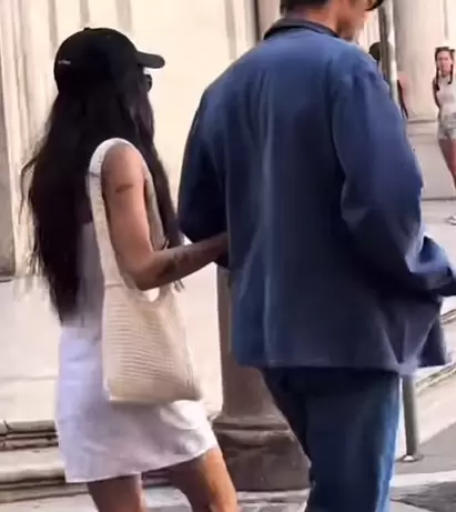 Harry caminando con Zoe Kravitz.