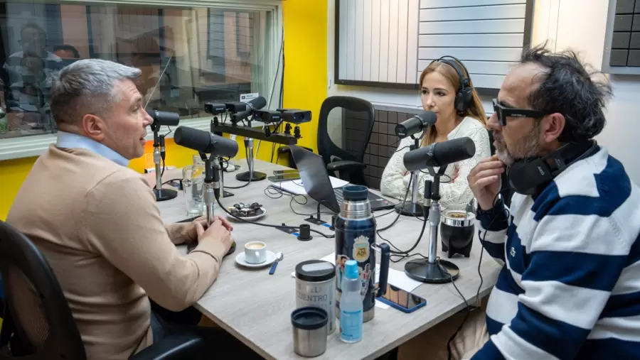 Diego Costarelli en el programa Sin Verso, entrevistado por Rebeca Miranda y Gabriel Ladart.