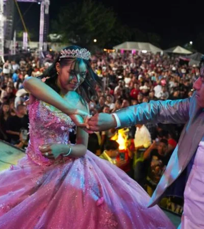 El pueblo entero se movilizó y terminó celebrando con 2.000 personas en un estadio.