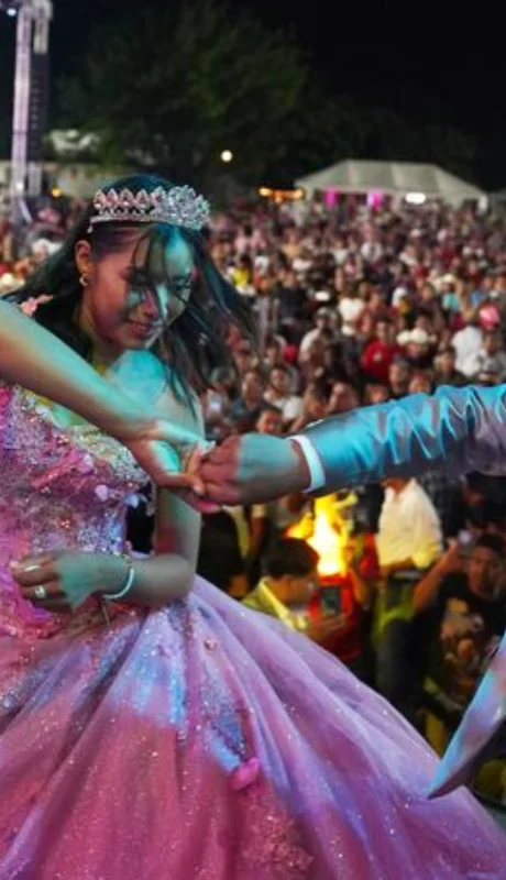 El pueblo entero se movilizó y terminó celebrando con 2.000 personas en un estadio.