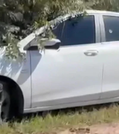 El automóvil donde hallaron dos cuerpos. (Foto: web)