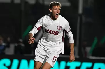 El inesperado posteo de la novia del goleador de Lanús que indignó a los hinchas