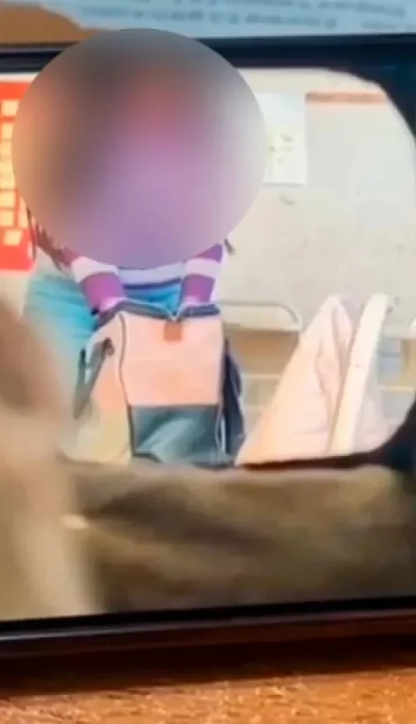 La pillaron robando: así descubrieron a su profesora revisando bolsos