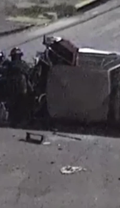 Video impactante: ¡Se llevó el semáforo por delante!