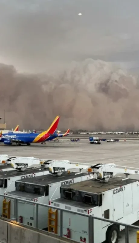 Un frente de miles de metros de altura de polvo y ráfagas de viento azotan a la región árida estadounidense.