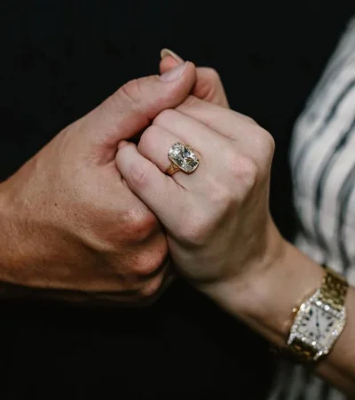 El anillo de compromiso que Travis Kelce le regaló a Taylor Swift se convirtió en el centro de todas las miradas.