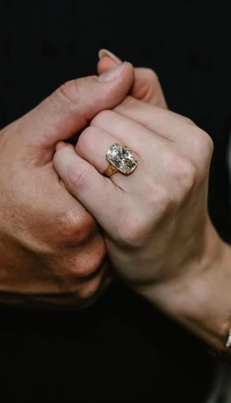 El anillo de compromiso que Travis Kelce le regaló a Taylor Swift se convirtió en el centro de todas las miradas.