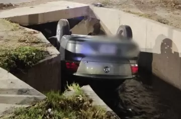 Accidente en Guaymallén: una familia vivió momentos de terror al caer a un canal