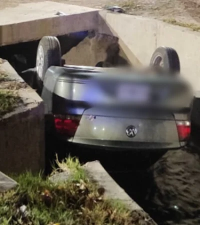 Choque en Guaymallén terminó con un auto dentro de un canal.