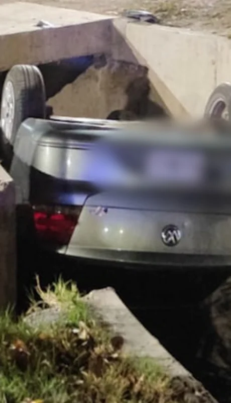 Choque en Guaymallén terminó con un auto dentro de un canal.