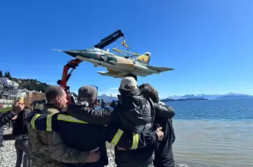 Un Mirage "vuela" sobre el Nahuel Huapi gracias al Museo Malvinas de Bariloche