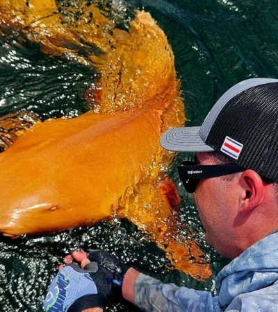 Lo que más sorprendió a los pescadores, además del tono de piel, fueron sus ojos, blancos y brillantes.