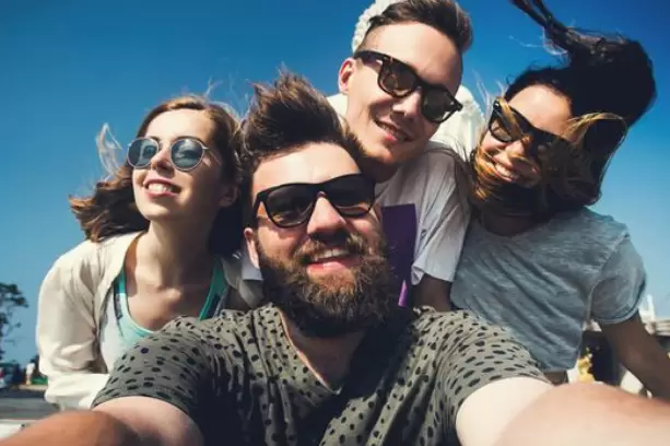 Los amigos nos hacen felices de muchas maneras, incluso cuando las cosas no marchan bien en nuestras vidas.