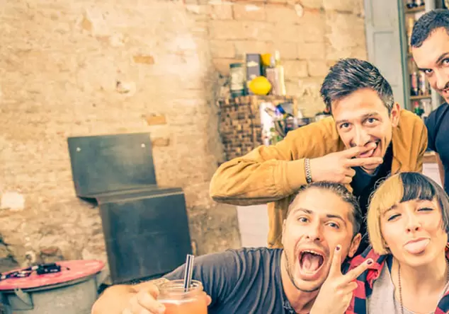 Los amigos ayudan a ampliar los horizontes sociales y psicológicos, lo que redunda en una vida más feliz.