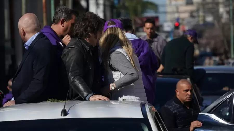 La caravana de Milei y sus funcionarios por las calles de Lomas de Zamora.