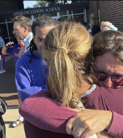 Dos de los menores perecieron sentados en sus pupitres.