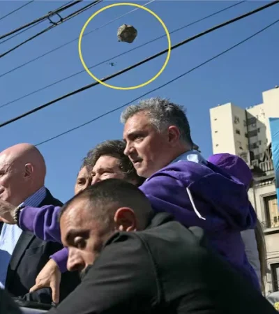 Escena del ataque a Milei en Lomas de Zamora. (Foto: web)