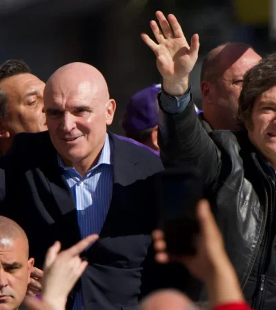 José Luis Espert y Javier Milei en campaña en el interior de la provincia de Buenos Aires. (Foto: NA)