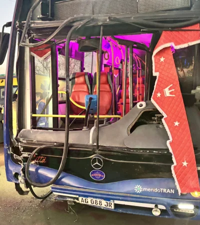 La unidad quedó destrozada en el frente. Gentileza: cuenta de X, Matias Pascualetti-