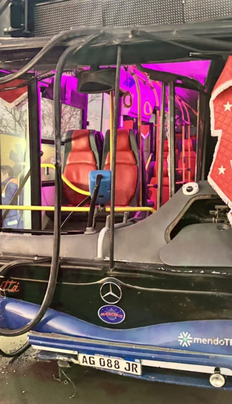 La unidad quedó destrozada en el frente. Gentileza: cuenta de X, Matias Pascualetti-