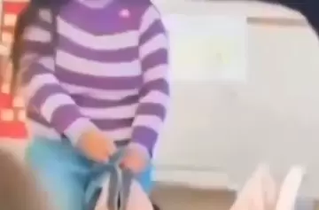 Estudiantes filmaron a una docente robándoles dinero de sus mochilas