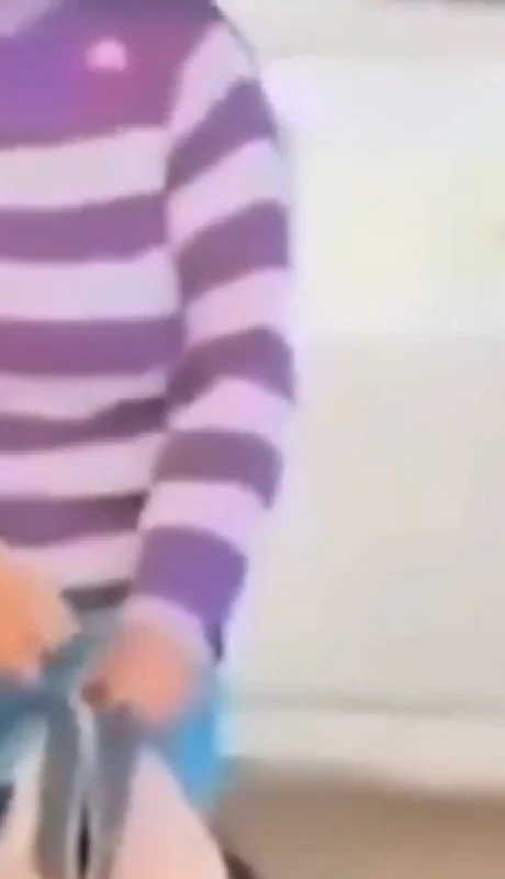 Una profesora fue filmada mientras robaba dinero de las mochilas de sus alumnas en una escuela de Victoria, Entre Ríos.