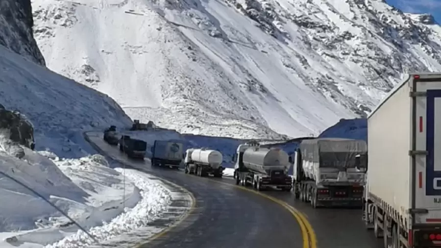 En el invierno, para los camioneros cruzar a Chile es una odisea por las demoras. (Imagen: web)