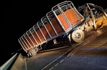 Rosario: increíble peripecia de una joven que quiso ayudar tras el vuelco de un camión