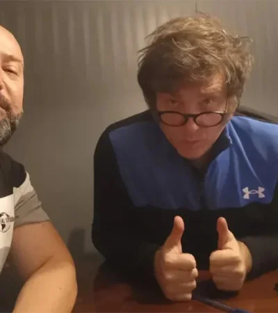 Spagnuolo junto a Milei.