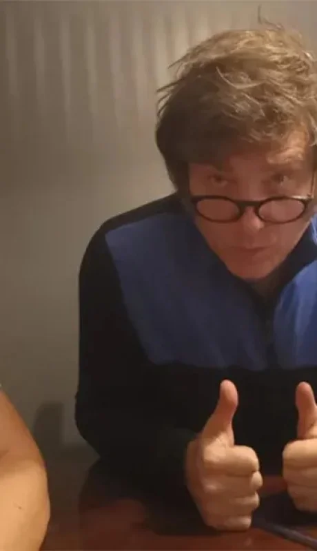 Spagnuolo junto a Milei.