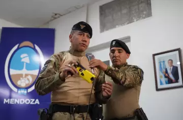 La Ciudad de Mendoza comenzó con la capacitación y entrega de las pistolas Taser
