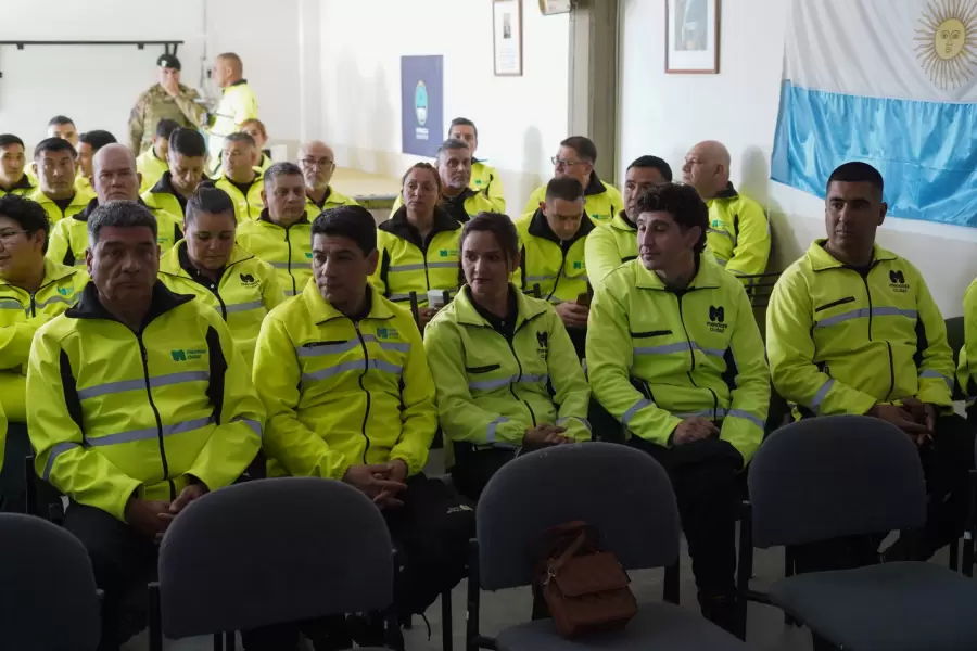 El grupo de agentes, listos para la capacitación.