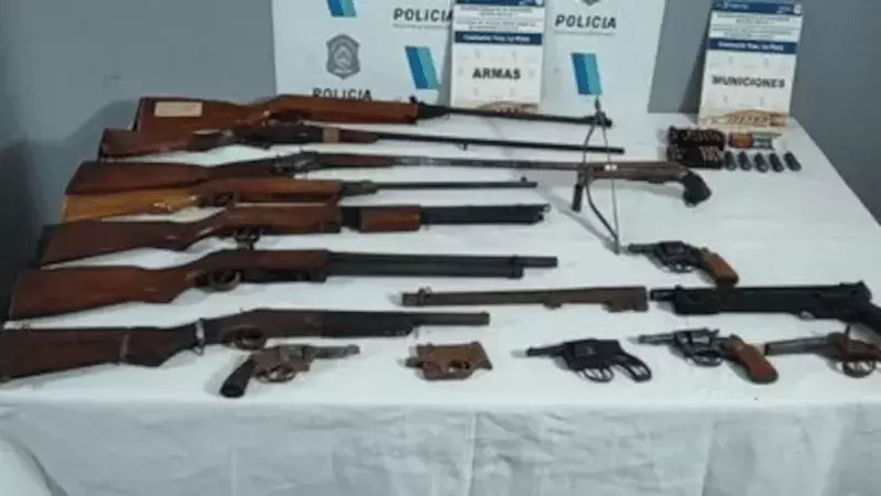 El arsenal encontrado incluye una ballesta. (Foto: gentileza Crónica / El Bonaerense)