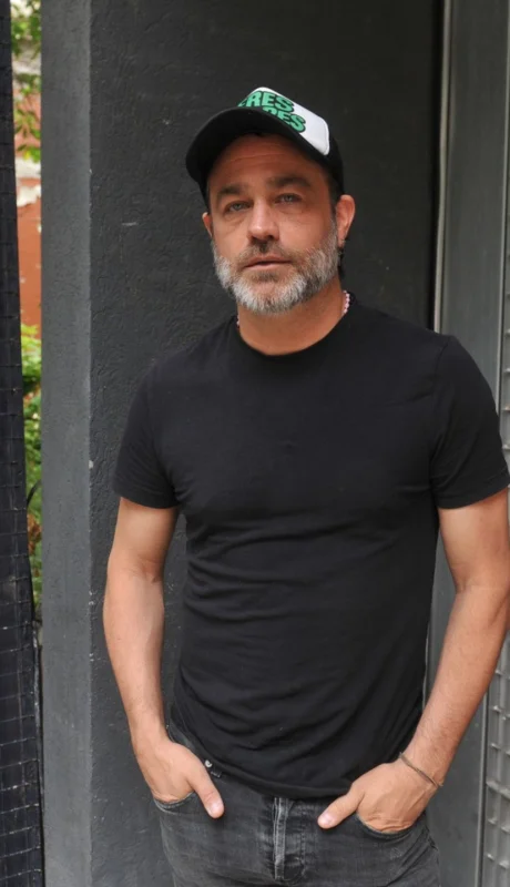 Pauls vuelve a la pantalla con un programa que busca emocionar y unir a través de historias de superación personal.