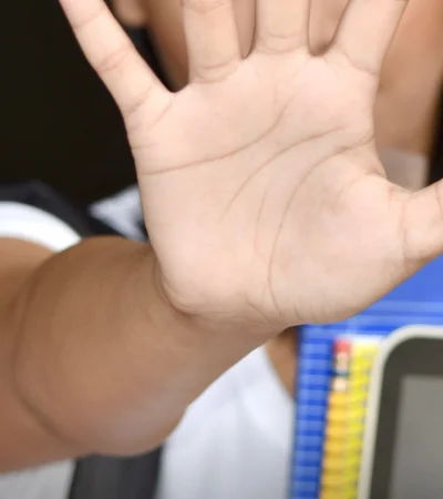 "El fiscal me dijo que no pueden hacer nada. ¿Qué esperan? ¿Que otra chica pase por esto y no pueda escapar de este tipo?" (Una de las madres)