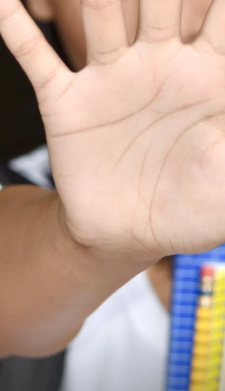 "El fiscal me dijo que no pueden hacer nada. ¿Qué esperan? ¿Que otra chica pase por esto y no pueda escapar de este tipo?" (Una de las madres)